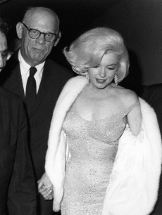 Marilyn a su llegada al Madison Square Garden en 1962, meses antes de su muerte, para cantar el cumpleaños del entonces presidente John F. Kennedy.